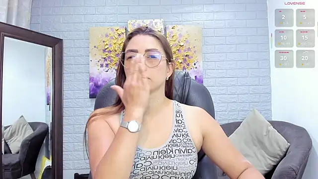 Snapshot of _LaraMom_ chatting on January 2026 08:00:02 PM LaraMom online show from January 2026 08:00:02 PM