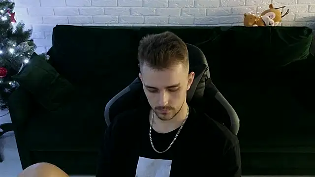 Larstar01 online show from December 2024 04:42:02 AM