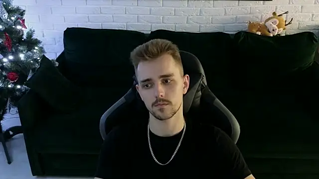 Larstar01 online show from December 2024 01:43:01 AM