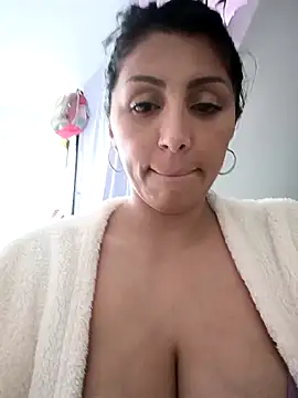 tiffani  love online show from November 2025 06:18:01 PM