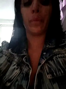 tiffani  love online show from November 2025 09:06:01 PM