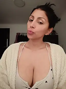 Snapshot of tiffani__love chatting on June 2026 03:33:01 PM tiffani love online show from June 2026 03:33:01 PM