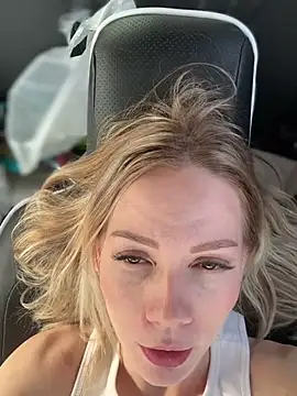 Snapshot of LavenderHot chatting on March 2025 04:39:02 AM LavenderHot online show from March 2025 04:39:02 AM