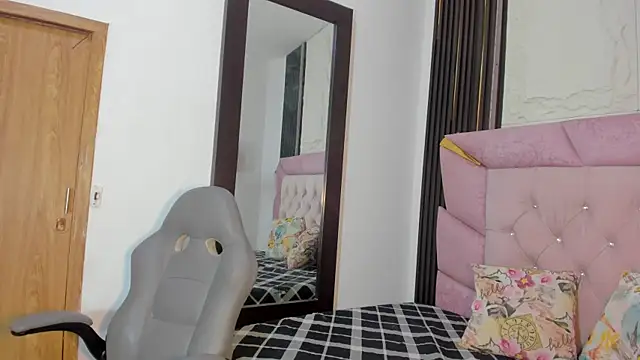 laurem-paulette online show from November 2025 07:14:01 PM