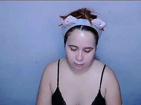 Snapshot of SubLayla01 chatting on May 2026 06:27:02 PM SubLayla01 online show from May 2026 06:27:02 PM