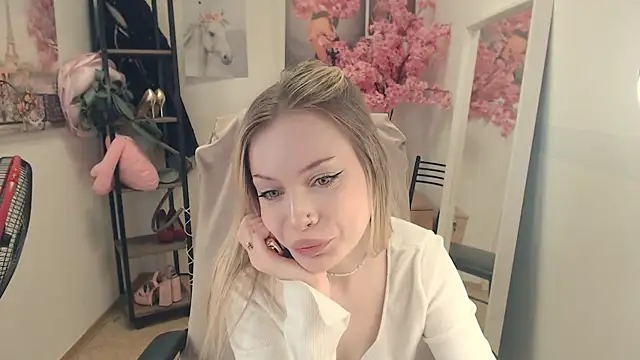 HeyDoraa online show from December 2024 04:49:01 PM