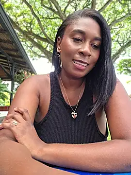 Snapshot of HanaThompson chatting on June 2026 05:22:01 PM HanaThompson online show from June 2026 05:22:01 PM
