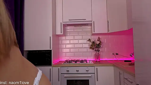 Naomi Girly online show from October 2025 03:01:02 PM