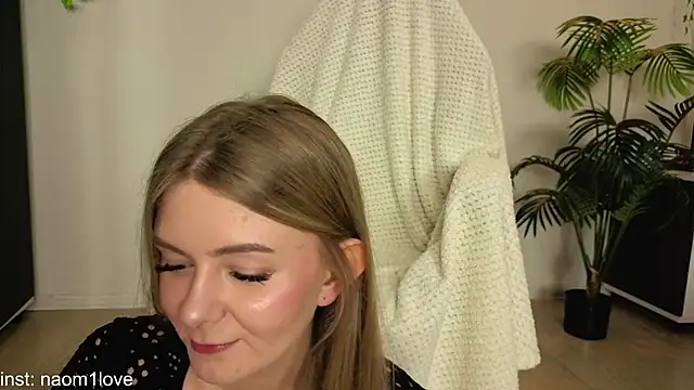 Naomi Girly online show from November 2025 04:07:01 PM