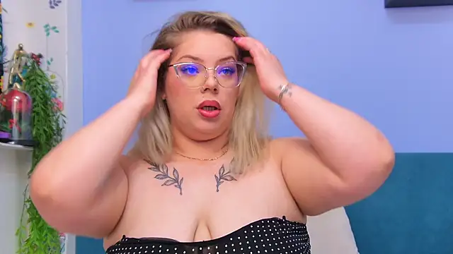 Snapshot of moon_cake chatting on October 2025 04:54:01 AM moon cake online show from October 2025 04:54:01 AM