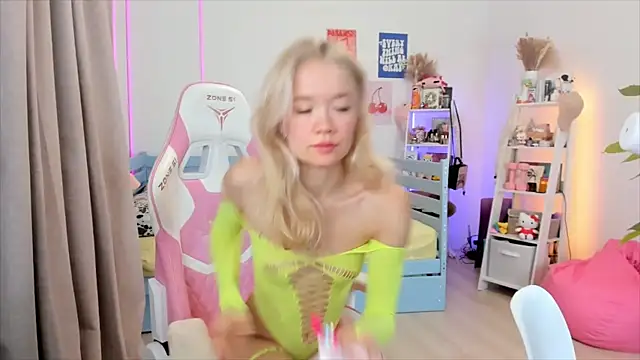 Lily Young online show from November 2025 05:32:02 AM