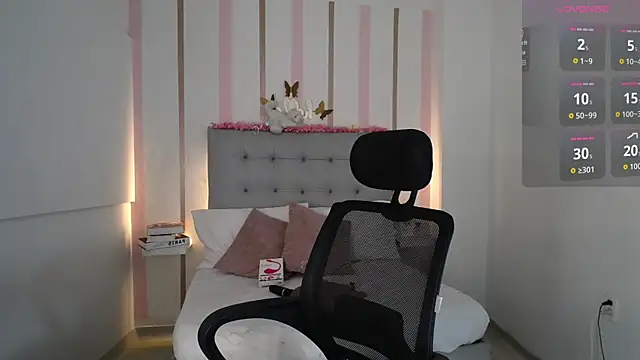 Snapshot of Mariana_Rojas chatting on October 2025 06:03:01 AM Mariana Rojas online show from October 2025 06:03:01 AM