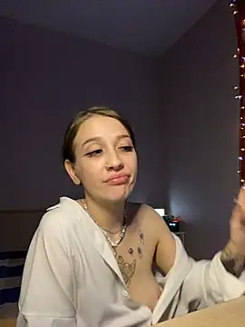 Dooubletroublee online show from February 2025 09:37:02 PM