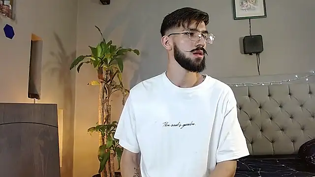 Snapshot of Mr_WhiteCock chatting on January 2025 08:35:01 PM Mr WhiteCock online show from January 2025 08:35:01 PM