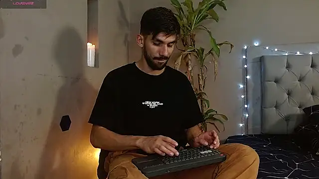 Snapshot of Mr_WhiteCock chatting on February 2025 11:42:01 PM Mr WhiteCock online show from February 2025 11:42:01 PM