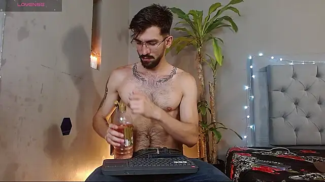 Snapshot of Mr_WhiteCock chatting on March 2025 12:33:02 AM Mr WhiteCock online show from March 2025 12:33:02 AM