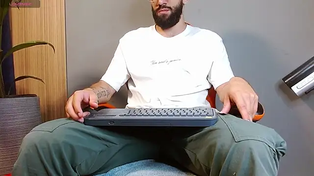 Snapshot of Mr_WhiteCock chatting on September 2025 11:38:02 PM Mr WhiteCock online show from September 2025 11:38:02 PM