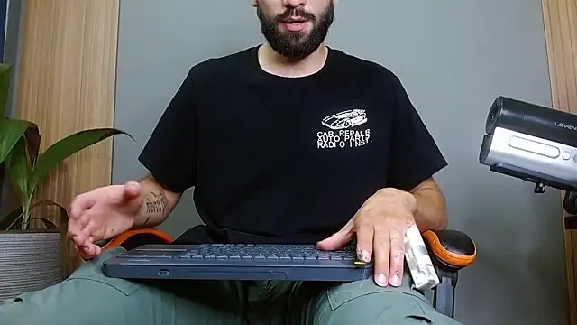 Snapshot of Mr_WhiteCock chatting on October 2025 11:18:02 PM Mr WhiteCock online show from October 2025 11:18:02 PM