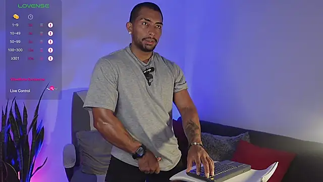 Snapshot of Couple_muscle1 chatting on April 2026 09:06:02 PM Couple muscle1 online show from April 2026 09:06:02 PM