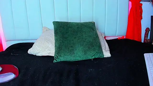 caro lyne  online show from September 2025 07:03:01 PM