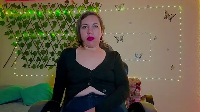 Lady breaks hearts online show from October 2025 10:16:02 AM