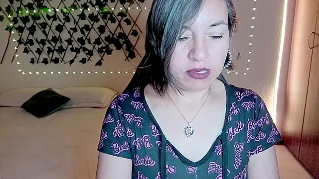 Lady breaks hearts online show from December 2025 12:00:01 PM