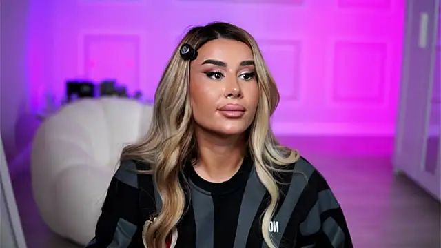 EvaZane online show from October 2025 08:15:02 PM