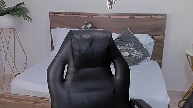 ivette bocelly online show from February 2025 08:16:02 PM