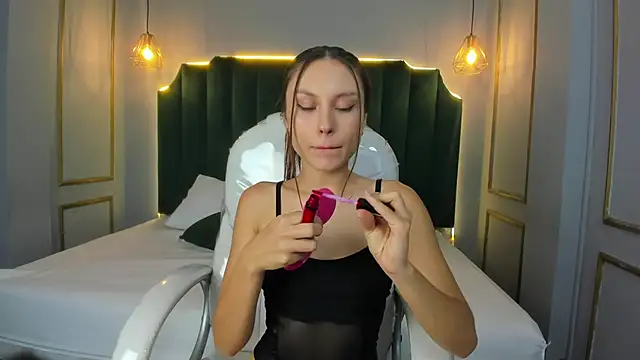 Snapshot of LindsyCater chatting on September 2025 12:05:01 PM LindsyCater online show from September 2025 12:05:01 PM