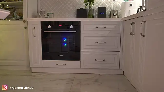 Golden Aline online show from December 2024 07:43:02 PM