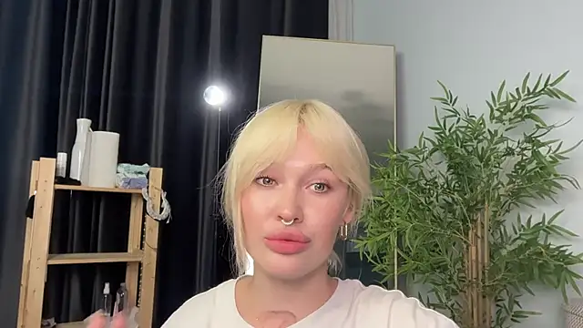 Snapshot of Golden_Aline chatting on July 2026 04:05:02 PM Golden Aline online show from July 2026 04:05:02 PM
