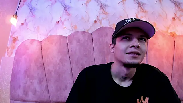 kendalltaylorr online show from October 2025 12:05:01 PM