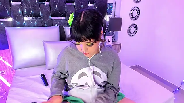 Charlotte Myers online show from February 2025 03:05:01 PM