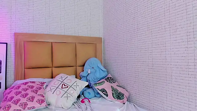 Snapshot of LARSONMIA chatting on January 2025 05:10:01 AM LARSONMIA online show from January 2025 05:10:01 AM