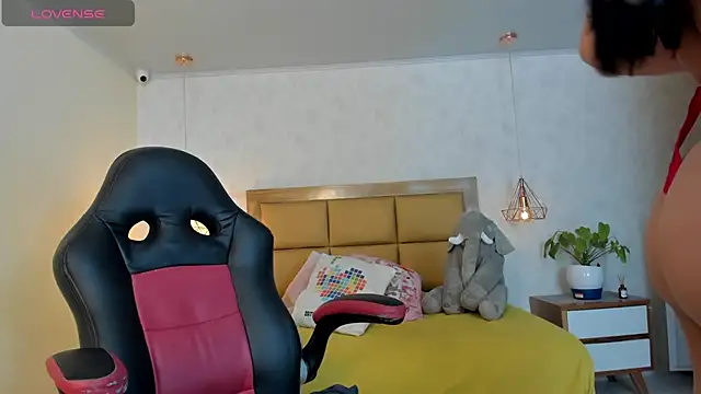 Snapshot of LARSONMIA chatting on February 2025 12:16:01 PM LARSONMIA online show from February 2025 12:16:01 PM