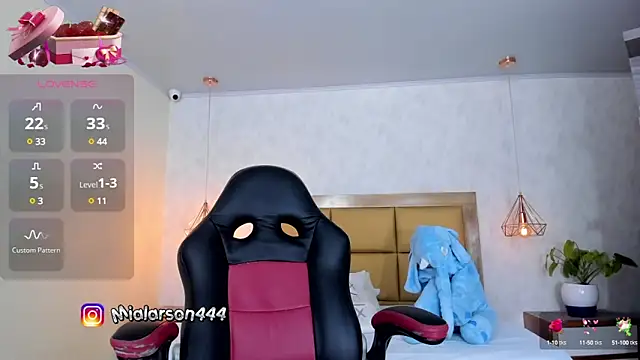 Snapshot of LARSONMIA chatting on March 2025 11:50:01 AM LARSONMIA online show from March 2025 11:50:01 AM