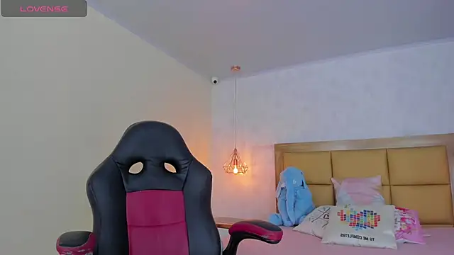 Snapshot of LARSONMIA chatting on March 2025 12:15:01 PM LARSONMIA online show from March 2025 12:15:01 PM