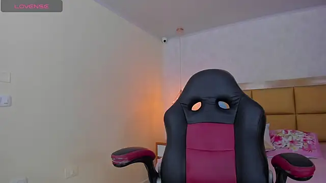 Snapshot of LARSONMIA chatting on March 2025 12:28:01 PM LARSONMIA online show from March 2025 12:28:01 PM