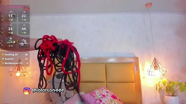 Snapshot of LARSONMIA chatting on March 2025 06:18:01 PM LARSONMIA online show from March 2025 06:18:01 PM