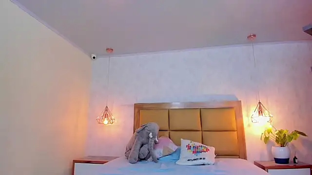 Snapshot of LARSONMIA chatting on March 2025 12:12:01 PM LARSONMIA online show from March 2025 12:12:01 PM