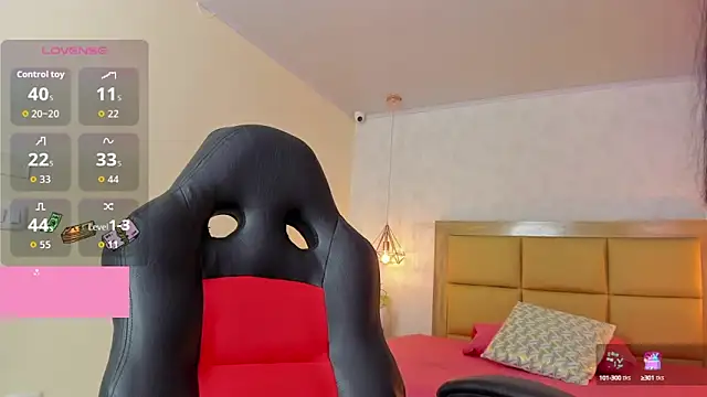 Snapshot of LARSONMIA chatting on September 2025 12:18:02 PM LARSONMIA online show from September 2025 12:18:02 PM