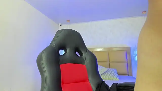 Snapshot of LARSONMIA chatting on October 2025 12:22:02 PM LARSONMIA online show from October 2025 12:22:02 PM