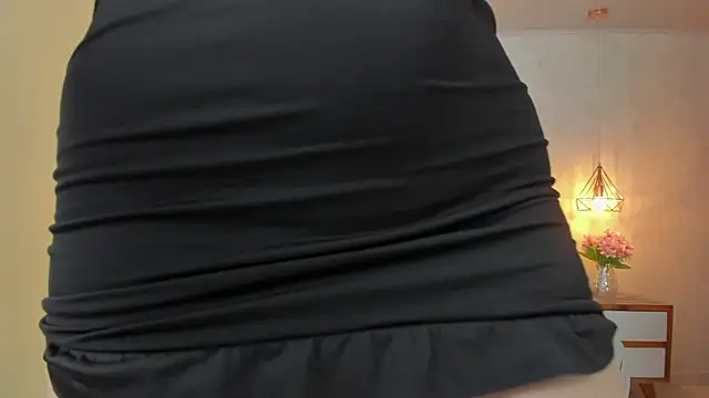 Snapshot of LARSONMIA chatting on October 2025 12:46:01 PM LARSONMIA online show from October 2025 12:46:01 PM