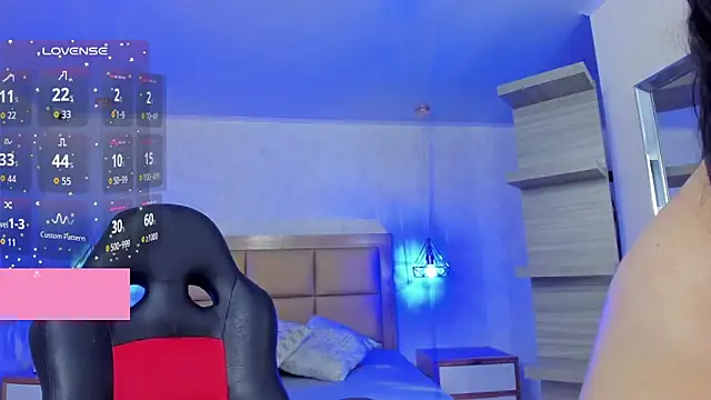 Snapshot of LARSONMIA chatting on October 2025 12:13:02 PM LARSONMIA online show from October 2025 12:13:02 PM