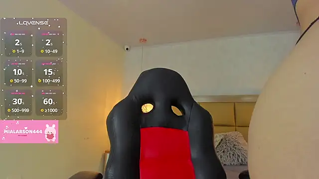 Snapshot of LARSONMIA chatting on October 2025 12:25:01 PM LARSONMIA online show from October 2025 12:25:01 PM