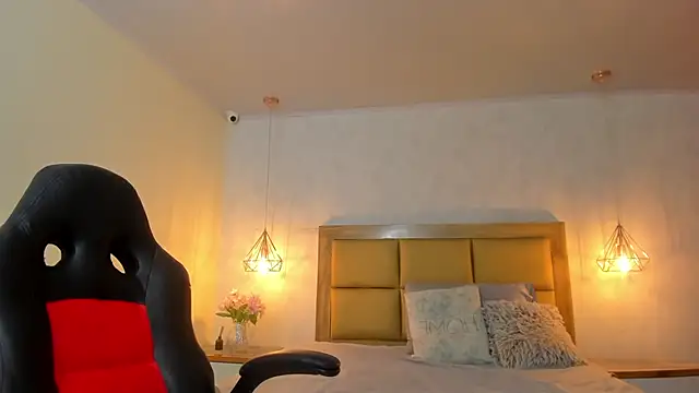 Snapshot of LARSONMIA chatting on October 2025 12:16:02 PM LARSONMIA online show from October 2025 12:16:02 PM