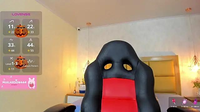 Snapshot of LARSONMIA chatting on October 2025 12:30:02 PM LARSONMIA online show from October 2025 12:30:02 PM