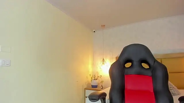 Snapshot of LARSONMIA chatting on October 2025 12:27:02 PM LARSONMIA online show from October 2025 12:27:02 PM