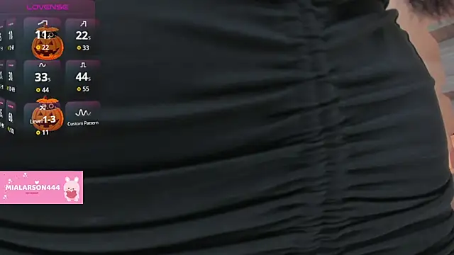 Snapshot of LARSONMIA chatting on October 2025 12:26:02 PM LARSONMIA online show from October 2025 12:26:02 PM