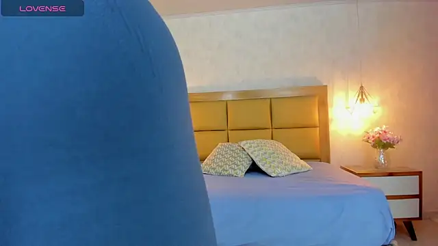 Snapshot of LARSONMIA chatting on October 2025 12:39:02 PM LARSONMIA online show from October 2025 12:39:02 PM